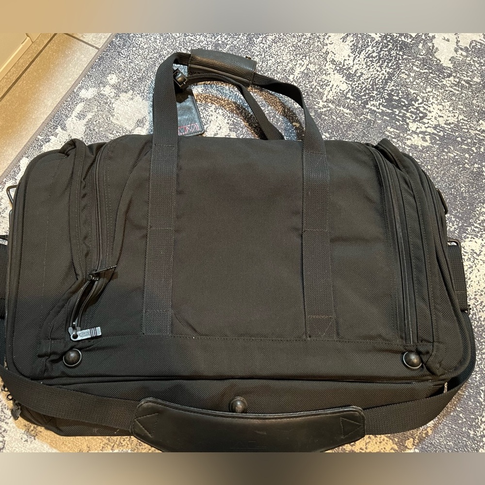 Tumi Nylon 21" Expandable Carry On Weekender Duffle Bag - Picture 2 of 10